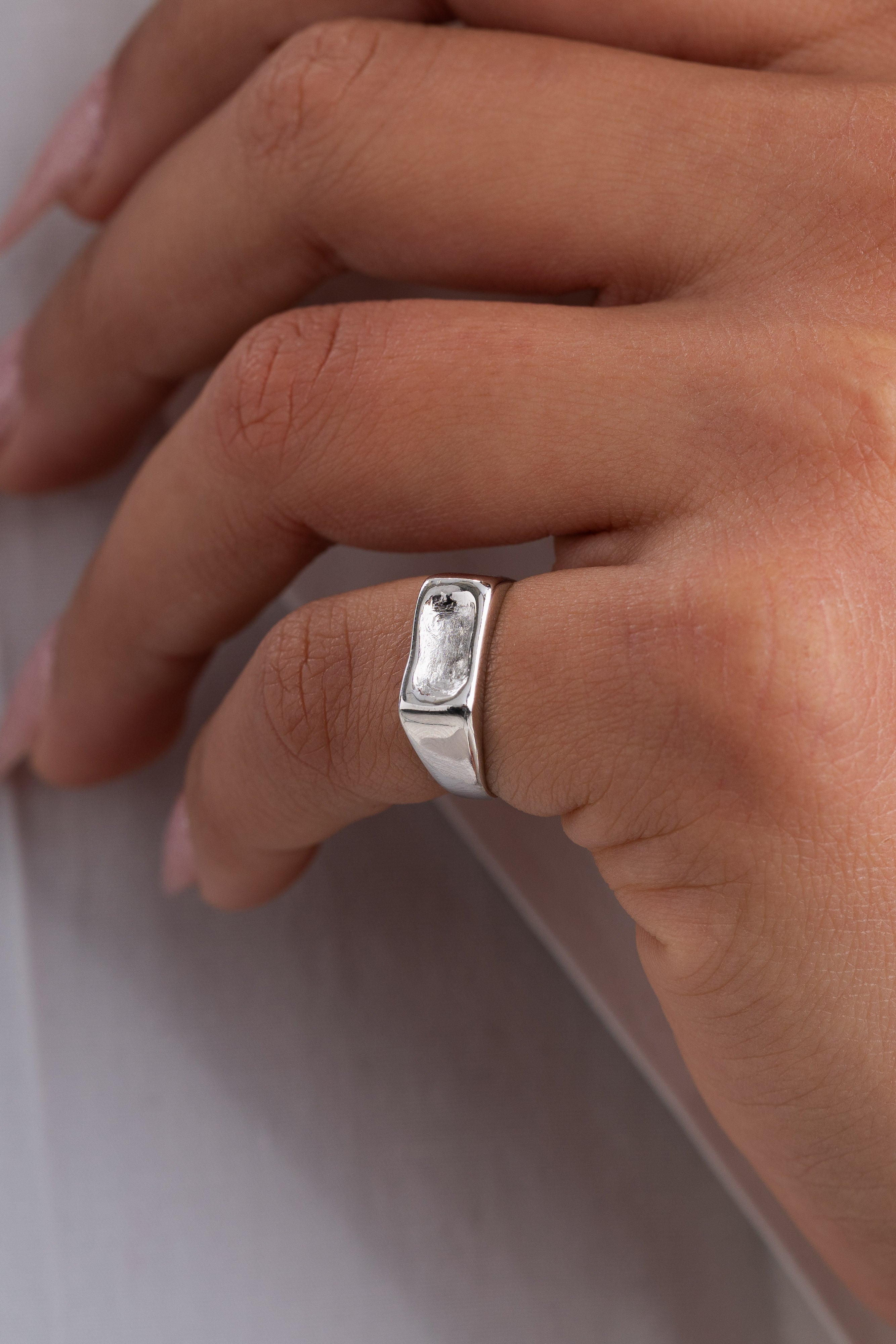Lucent pinky ring